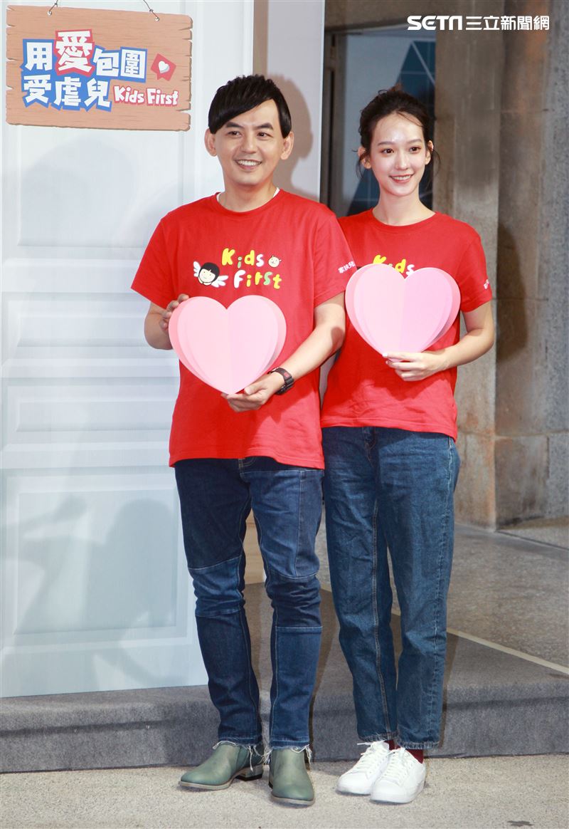 黃子佼、孟耿如在兒童保護日共同打造「受虐兒的總和－小芙」雕像，以行動關懷兒少並守護受虐兒。（記者邱榮吉/攝影）