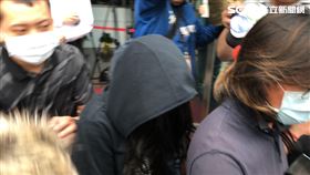 警方訊後將翁姓女店經理移送北檢複訊。（圖／記者楊忠翰攝影）