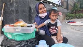 印尼小販的守齋智慧印尼民眾蘇里亞蒂25日帶著孫子賣即溶咖啡，清真寺因疫情關閉，幾乎沒有人潮，也沒有生意，但她說，會用守齋學到的智慧面對困難。中央社記者石秀娟雅加達攝  109年4月28日