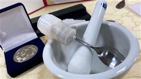 三總護理團隊研發護理用品 獲發明獎銀牌三軍總醫院護理創新團隊所研發的「魔藥匙」（圖）專利照護用品，獲2020年第23屆俄羅斯阿基米德國際發明展暨競賽「銀牌獎」。中央社記者游凱翔攝　109年4月28日