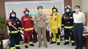 基隆市府斥資採購消防衣　5月配發基隆市政府斥資新台幣1450萬元採購300套消防衣裝備組，5月1日將全面配發，基隆市長林右昌（左3）28日說，要讓消防員救災無後顧之憂。保障市民安全。中央社記者王朝鈺攝　109年4月28日