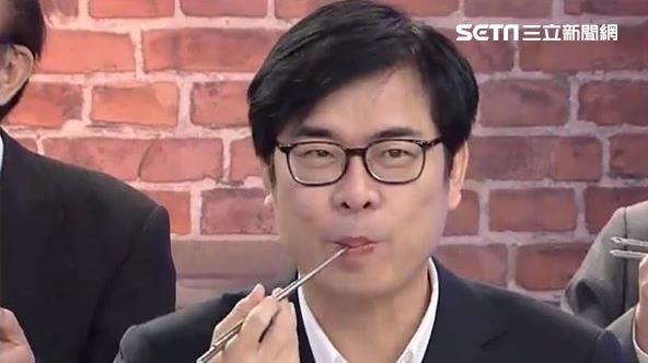 陳其邁曬吃魚照　網讚：新鮮在嘴巴跳