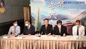 ▲錢櫃董事嚴智徑(中)表示股價絕無人為操作。（圖／鍾釗榛攝影）