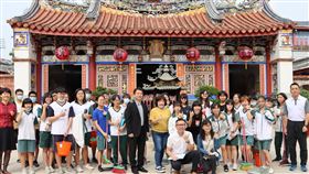 高中生感謝文昌帝君保佑　清潔打掃來還願國立中興高中學生透過繁星推薦今年再創佳績，校方28日帶領錄取生到藍田書院還願，並在還願參拜時加入打掃活動，協助維護環境整潔，以實際行動感謝文昌帝君保佑學生錄取志願。（中興高中提供）中央社記者蕭博陽南投縣傳真　109年4月28日