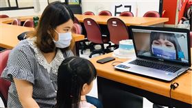 防疫期間　屏東家扶視訊紓解寄養童思親之苦武漢肺炎（2019冠狀病毒疾病，COVID-19）疫情延燒，政府規定暫停寄養兒少返家團聚及親子會面，屏東家扶中心透過視訊方式，暫時紓解寄養童及原生家庭的思親之苦。（屏東家扶提供）中央社記者郭芷瑄傳真　109年4月28日