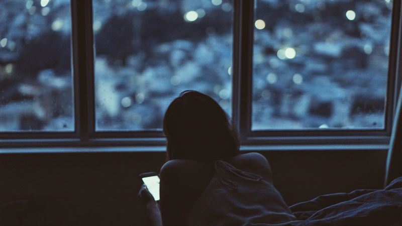 打錯字！人妻深夜揪車行老闆「洗澡」