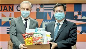 桃園市府辦法僑防疫座談會（2）桃園市政府28日舉辦「桃園法僑防疫座談會」，桃園市長鄭文燦（右）、法國在台協會主任公孫孟（左）等人出席，兩人共同展示內容超豐富的「桃園居家檢疫關懷包」。中央社記者吳睿騏桃園攝　109年4月28日