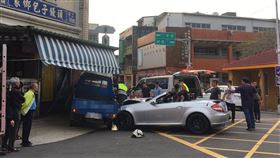 賓士,小貨卡,對決,苗栗,翻攝畫面