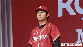 ▲樂天桃猿記者會，樂天新球衣亮相陳禹勳。（圖／記者林聖凱攝影）