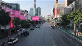 泰國延長緊急狀態至5月底泰國從3月26日起進入緊急狀態至4月底，內閣會議今天通過延長緊急狀態至5月底。圖為曼谷市區中央世界百貨（Central World）前人車稀少的景象。中央社記者呂欣憓曼谷攝　109年4月28日