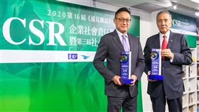 中信金控 獲得CSR三大獎肯定中信金控榮獲第16屆「遠見雜誌」CSR三項大獎肯定，中信金控行政長高人傑（左）與中信文教基金會董事長馮寄台（右）代表領獎。（中信金控提供）中央社記者楊凱翔傳真 109年4月28日