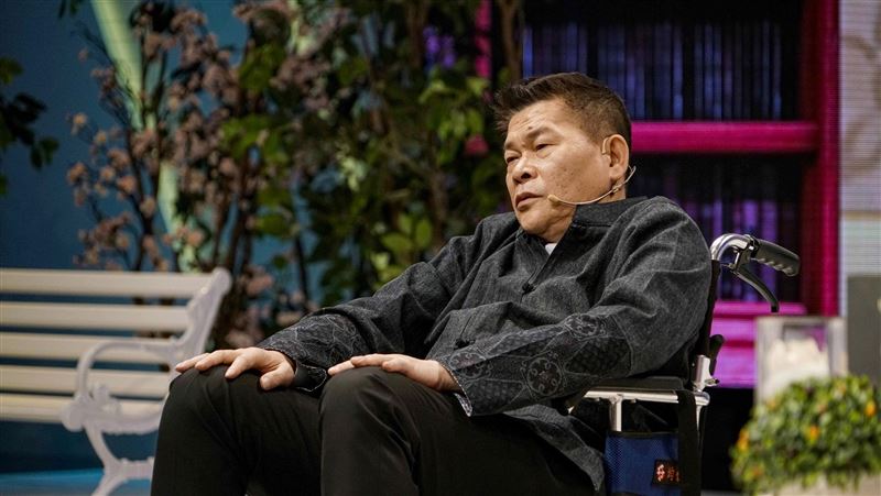 澎恰恰39秒122字影片　比讚露面