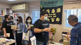 銅鑼灣書店開幕首週 民眾購書不忘要林榮基簽名銅鑼灣書店25日在台北開幕，中央社記者28日實地走訪，發現即便是平日時段，仍有不少民眾慕名前來，排隊等待結帳並要求店主林榮基在他們購買的書上簽名。中央社記者賴言曦攝 109年4月28日