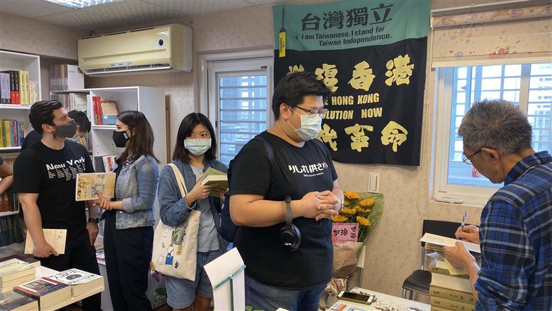 銅鑼灣書店開幕　民眾購書要他簽名