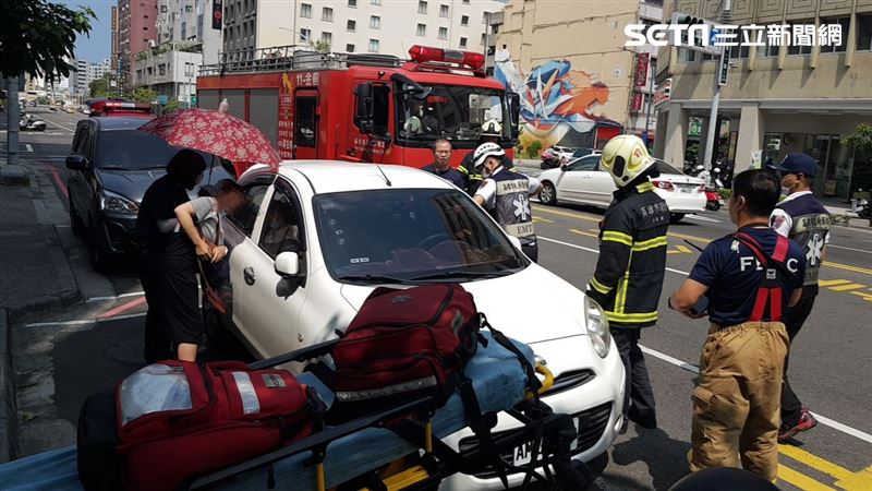快訊／1歲童受困車內　消防破窗救援