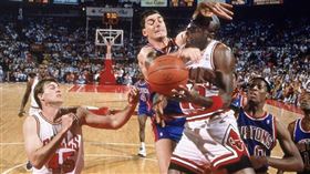 Bill Laimbeer與Michael Jordan。（圖／翻攝自推特）