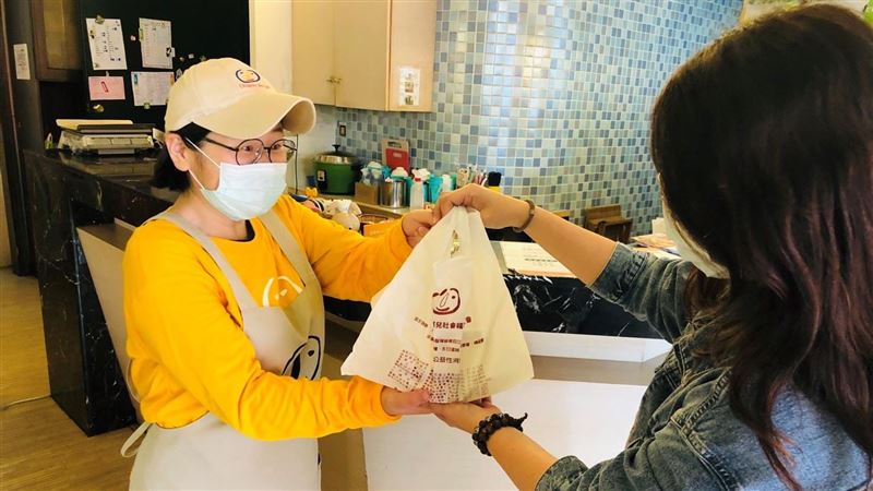 憨兒送暖！門市推外帶、醫護9折優惠