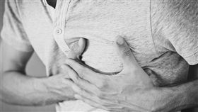 日本政府為讓輕症患者掌握自己病況，公布13項重症化前兆症狀的自我檢查表，包括胸口疼痛、呼吸急促等。（示意圖／圖取自Pixabay圖庫）