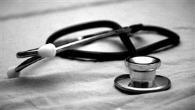 日本出現一起2019冠狀病毒疾病確診死亡罕見案例，這名高齡男性因發燒接受PCR檢查呈現陰性，未料隔天猝死，並在之後檢查呈現陽性確診。（示意圖／圖取自Unsplash圖庫）