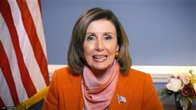 美國眾議院議長裴洛西不像一般的美國長者待在家裡防疫，最近她出現螢光幕時，脖子上多了不同花色的絲巾，象徵她的健康與時尚宣言。（圖取自twitter.com/SpeakerPelosi）