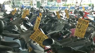 後照鏡被貼滿售屋廣告　騎士拳頭硬了