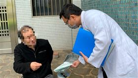 精神病患居家照顧服務  醫師家訪不停歇苗栗縣大千醫療體系南勢醫院29日表示，為改善精神病患重複住院的困境，成立精神科居家照顧服務，由醫師親自家訪、督促及調整用藥，颱風天也不停歇；除幫助病患穩定病況、回歸社區，也減少許多家庭與社會成本付出。（大千醫療社團法人南勢醫院提供）中央社記者管瑞平傳真  109年4月29日