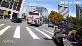 台北市1名男騎士行經中山北路與忠誠路口時，慘遭交工處長條形看板擊落。（圖／翻攝畫面）
