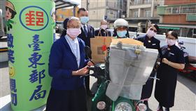 慈濟基金會贈點心給台東郵務士表感謝慈濟基金會結合花東實業家與台東聖母醫院修女，29日致贈名產、點心給台東地區的郵務士，表達「罩」顧台東、「郵」您真好的感謝之意。（慈濟基金會提供）中央社記者盧太城台東傳真　109年4月29日