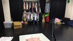 疫情衝擊營運  春河劇團拍賣二手戲服2019冠狀病毒疾病（COVID-19，武漢肺炎）疫情持續影響表演藝術產業，在這段期間春河劇團除了讓演員上課，繼續充電之外，也有時間可以整理劇團服裝，透過拍賣方式能讓戲迷朋友有機會支持劇團。（春河劇團提供）中央社記者趙靜瑜傳真  109年4月29日