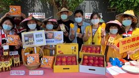 青農捐芒果蜂蜜　創世屏東院市場宣傳義賣屏東芒果農盧旺昇（右4）捐芒果禮盒及冰棒各200盒給創世基金會屏東院，蜂農陳晙嘉（左4）也捐100瓶蜂蜜，兩人29日與創世志工們到市場宣傳義賣，希望民眾多多認購。（創世屏東院提供）中央社記者郭芷瑄傳真　109年4月29日