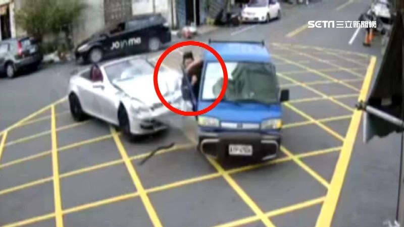 270萬敞篷車撞開花　包子店險遭殃