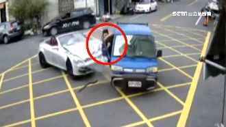 270萬敞篷車撞開花　包子店險遭殃