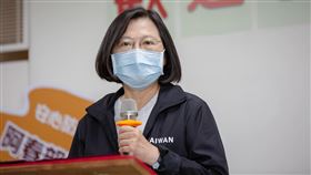 總統蔡英文29日下午訪視勞動部自營作業者紓困現金發放辦理情形。（圖／總統府提供）