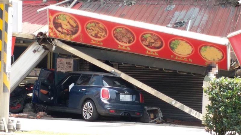 百萬進口車撞垮牛肉麵店　招牌全歪