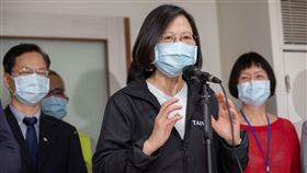 總統蔡英文29日下午訪視勞動部自營作業者紓困現金發放辦理情形。（圖／總統府提供）