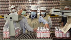 黃偉哲視察民營酒廠生產防疫酒精（2）台南市長黃偉哲（中）29日前往全久榮企業視察民營酒廠投入防疫酒精生產情況，並感謝業者投入，也盼疫情早日過去。中央社記者楊思瑞攝　109年4月29日