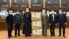 教廷使館捐靈醫會300件防護衣駐教廷大使李世明（右3）向靈醫會總會捐贈從全球善心人士募得的300件防護衣。（駐教廷大使館提供）中央社記者黃雅詩羅馬傳真　109年4月29日