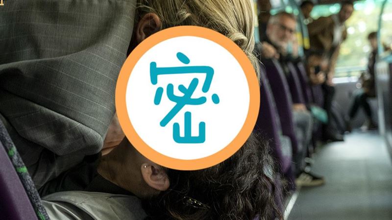 雙女主公車開戰　火辣激吻網嗨翻