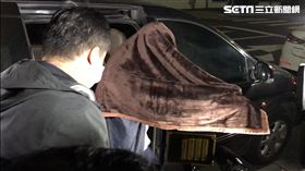 ▲黃琪被帶到地檢署時，能正常下車，往前走坐上輪椅，自己把毛毯蓋住上半身。（圖／記者楊佩琪攝）