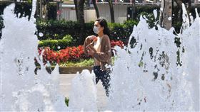 西半部晴朗高溫　日夜溫差大中央氣象局表示，台灣西半部29日普遍約攝氏30度，中南部局部地區更可達32度以上，不過西半部日夜溫差仍較大，早出晚歸請留意溫度變化，適時增減衣物。中央社記者林俊耀攝　109年4月29日