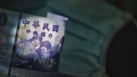 武漢肺炎重創不少產業，財政部29日拍板，第1季虧損的企業，只要提出會計師簽證財報，就可推估出上半年虧損情形，扣抵107年度未分配盈餘稅。（示意圖／中央社檔案照片）