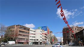 土耳其31省宵禁4天 安卡拉商圈冷清土耳其境內武漢肺炎累計確診病例將破10萬例，31省展開4天宵禁。安卡拉舊城區烏魯斯勝利紀念碑前方圓環23日異常冷清。中央社記者何宏儒安卡拉攝  109年4月23日
