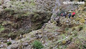 警方救援無名屍、徒步帶祂回家／翻攝畫面