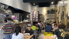 保護傘餐廳充滿反送中元素　抗爭標語隨處可見位於台北的「保護傘」餐廳內，隨處可見「反送中」運動的元素，牆上是巨型的抗爭插畫，而寫上「光復香港，時代革命」標語的門簾，就掛在店內醒目的位置。中央社記者賴言曦攝　109年4月29日