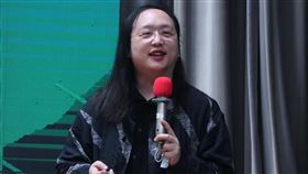 台美防疫松（3）2019冠狀病毒疾病（COVID-19，武漢肺炎）疫情延燒，行政院及美國在台協會（AIT）24日舉辦記者會，宣布合作發起「台美防疫松（cohack）」，行政院政務委員唐鳳（圖）說明活動。中央社記者吳家昇攝  109年4月24日