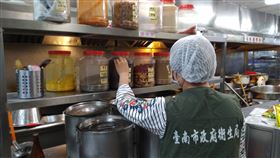 新化高中128名學生群聚腹瀉　衛生局展開調查台南新化高中發生群聚腹瀉，128名學生28日晚間起陸續出現腸胃不適症狀，台南市政府衛生局已展開調查，針對學校及團膳供應商留存的食餘檢體等採樣送驗。（台南市政府衛生局提供）中央社記者張榮祥台南傳真　109年4月30日