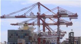 武漢肺炎疫情讓全球經濟活動近乎停擺，台經院3月製造業景氣燈號續亮代表景氣低迷的黃藍燈。（中央社檔案照片）