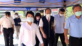 盧秀燕視察惠文高中考場　強調做好防疫措施109年國中教育會考將於5月16日到17日舉行，台中市長盧秀燕（前左）30日前往惠文高中考場視察防疫措施，要求務必「超前部署、加嚴加密」。中央社記者郝雪卿攝　109年4月30日