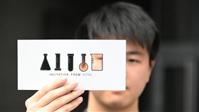 清大設計申請入學錄取通知卡片清華大學申請入學預計5月1日放榜，校方特別設計錄取通知卡片，將寄給約1000名正取生及3000名備取生。（清大提供）中央社記者陳至中台北傳真　109年4月30日