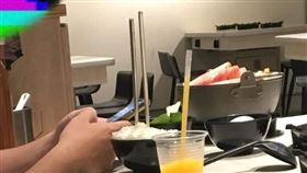 吃火鍋臨男「鐵筷子直插飯」有功用？網友一看超抖曝光下場（圖／翻攝自爆廢公社公開版臉書）